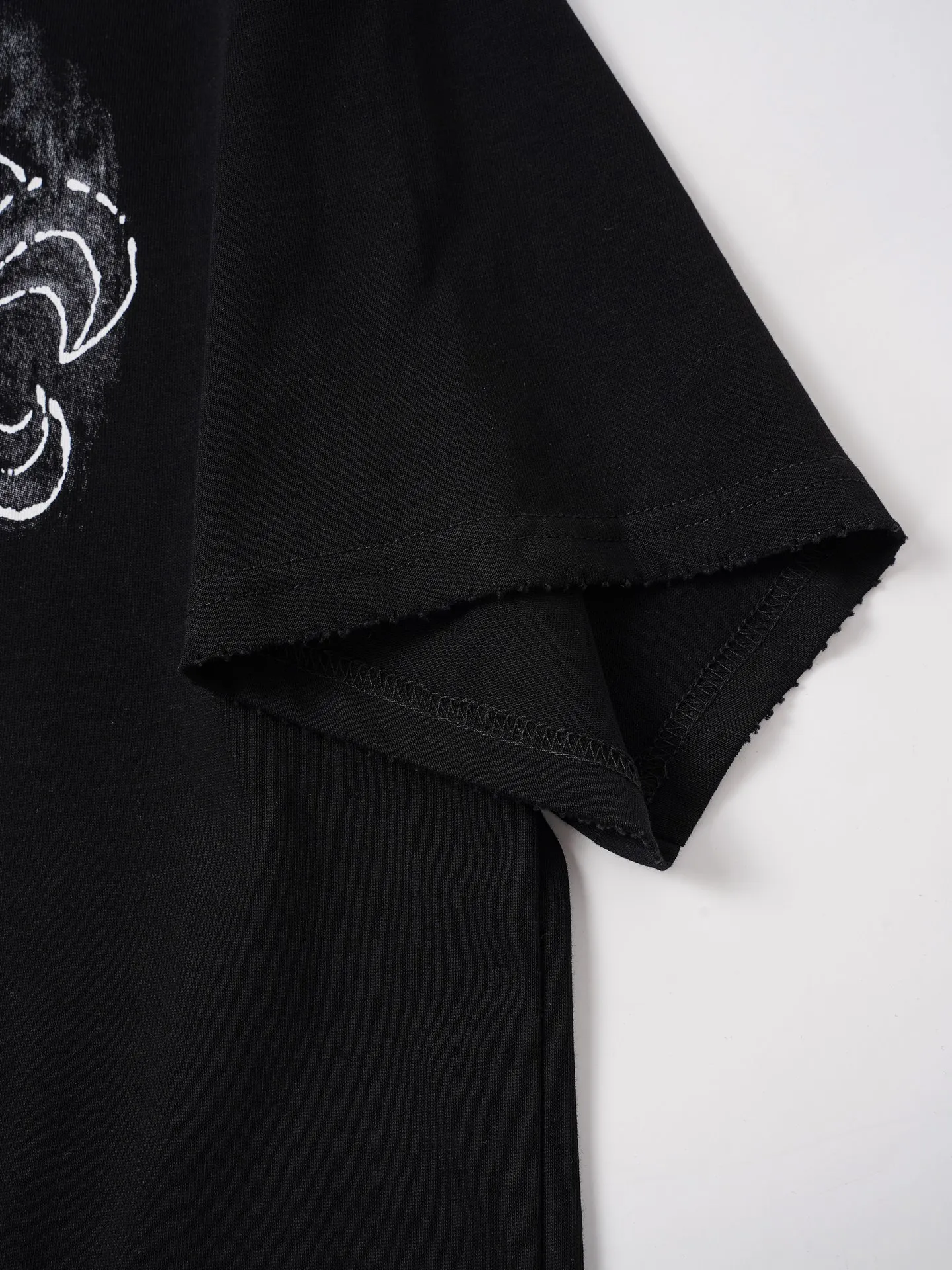 Chtome Hearta/ T g， ， 。 Same Style , 。 ， Series， 。 ! ， ， 。 ， ， ， ， ！ ， ，Breathable ， ， ， ， ！ ：Black、White Size：S-XL